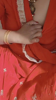 Punjabi Bhabhi Malte ihren Nagel auf dem Dach