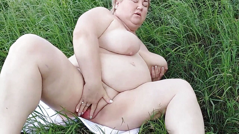 Zona901: 在大自然中自慰和口交射精在嘴里