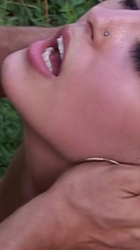 Schattige milf neukt in het park