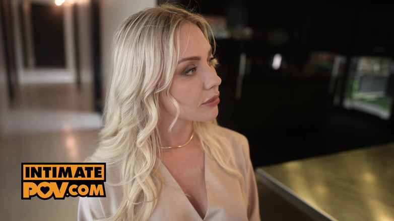 IntimatePOV: POV - cumming hårt med heta brudar Angie Lynx och Clemence...