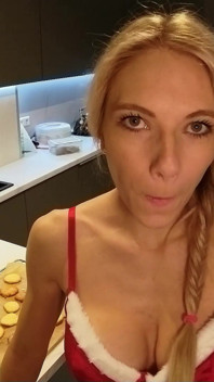 Худенькая немецкая девушка в очках Vivi Vallentine получает трах в любительском видео от первого лица на Рождество