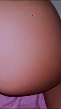 Büyük bir yarak götünde titreşiyor, spermle dolduruyor