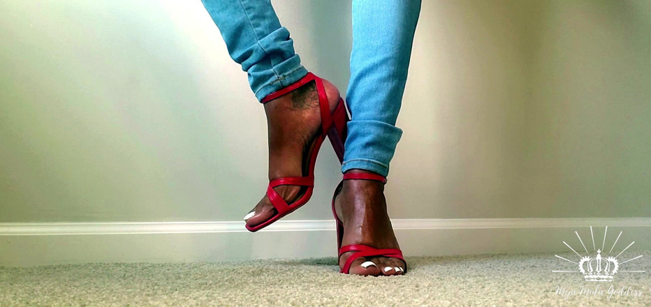 Mya Mula Goddess: Bratty sapatos vermelhos batendo pé humilhação
