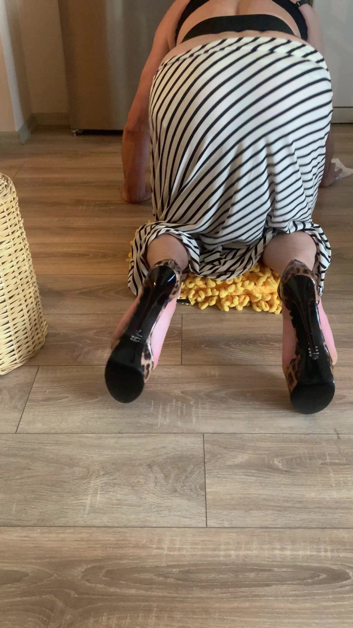 cd_aysemmm: Yere inerken üvey annemin götünü izledim