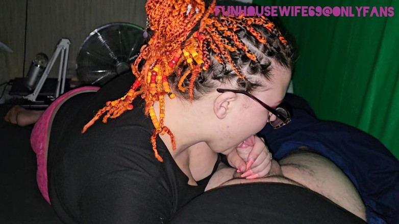 Funhousewife69: 자지와 보지를 삼키는 핑크 팬티 엉덩이