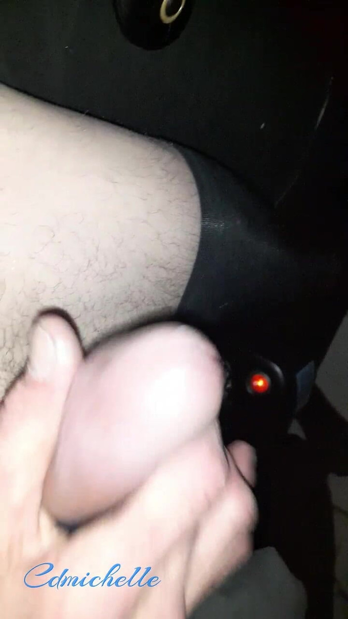 Crossdressers Cd Michelle wearing sexy lingerie: Crossdresser Cdmichell goza grande carga vestindo macacão azul de uma...