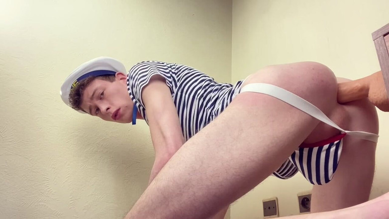 Craig Kennedy: Marinarul amator Twink călărește un vibrator masiv până la orgasm...