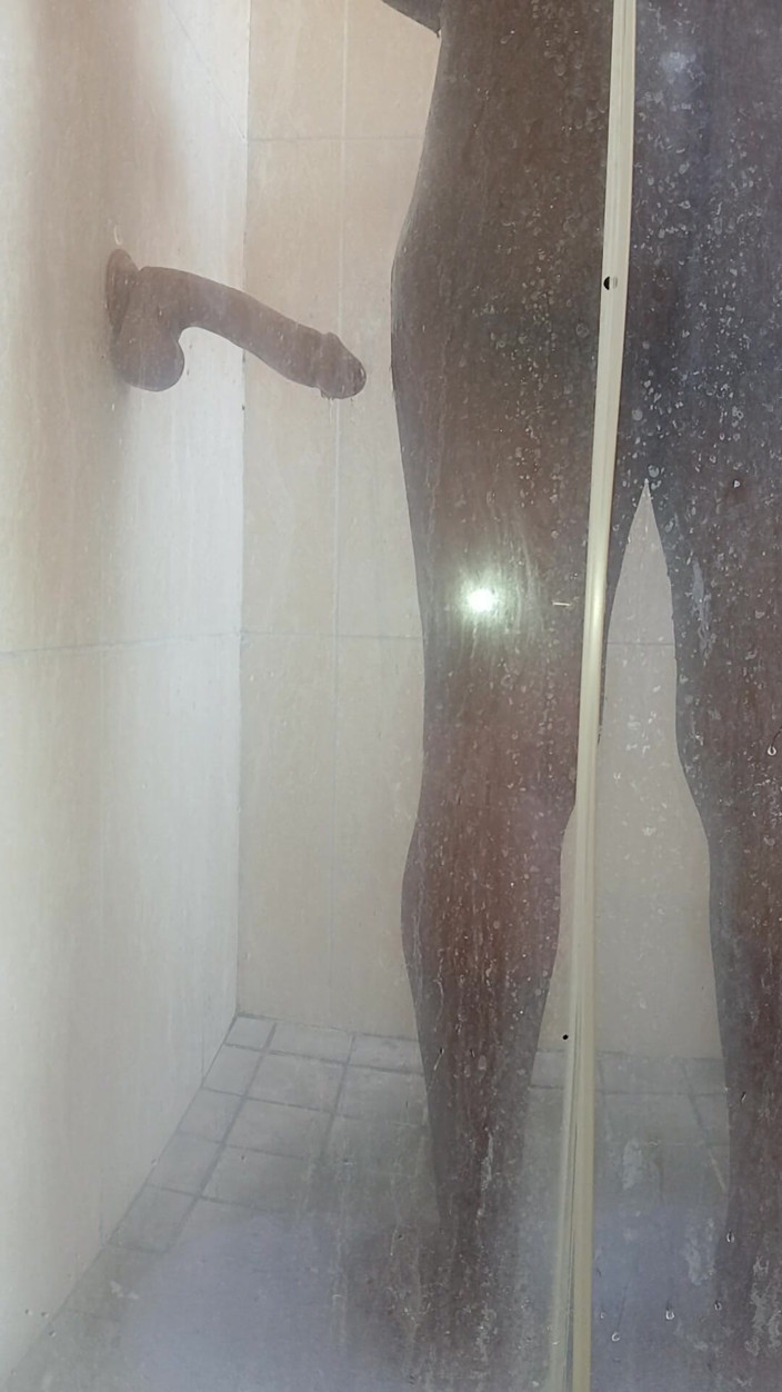 Freaky Leo: Time to Shower with My Toy