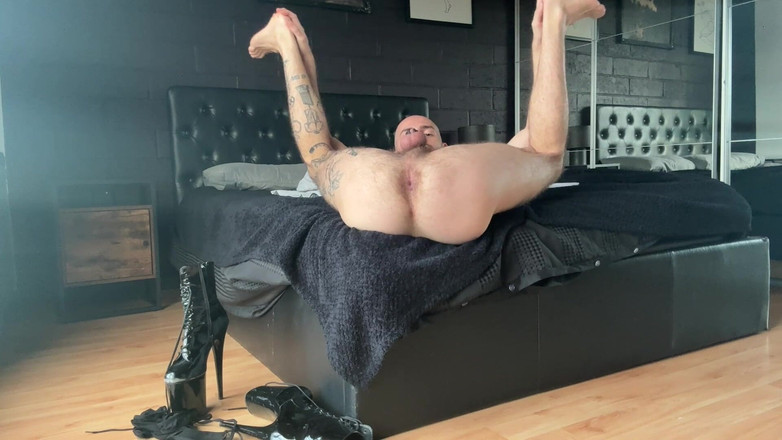 davidedpxxx: Une tapette dans des bas en chaussettes et un body...