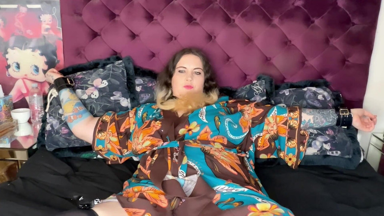 MissFFW: Возбужденную шлюху связывают и трахают пальцами ее киску