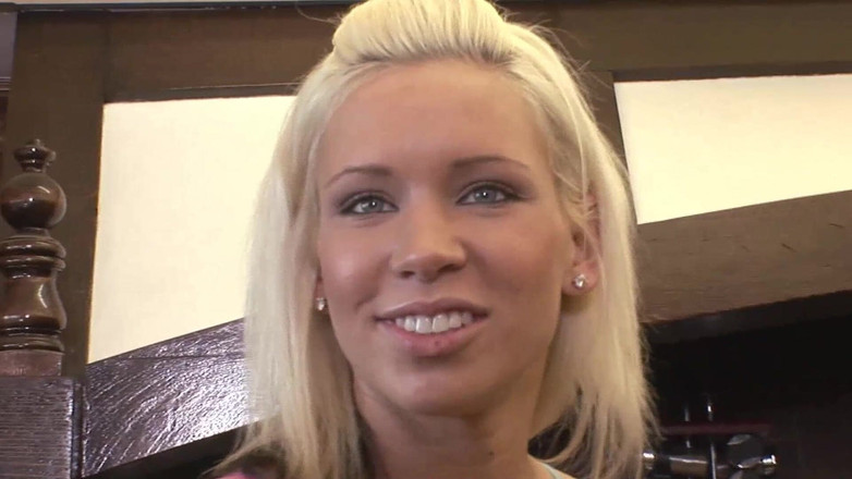 The Window of Sex: वेश्या शुरुआती दृश्य-2 पतली सुनहरे बालों वाली कमसिन kacey Jordan परिपक्व लंड और चेहरे का मजा लेती है