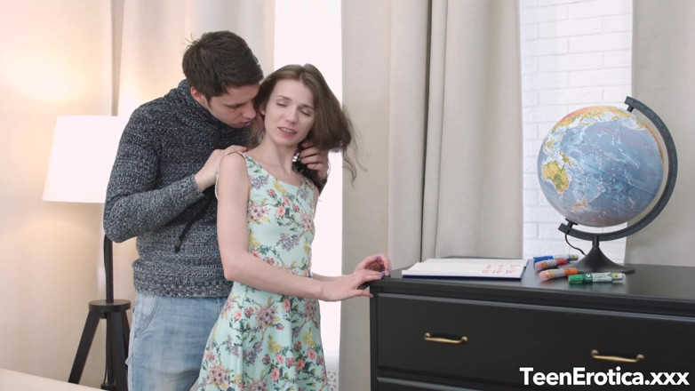 Teen Erotica XXX: Młoda Neya odkrywa nowy świat erotycznej przyjemności