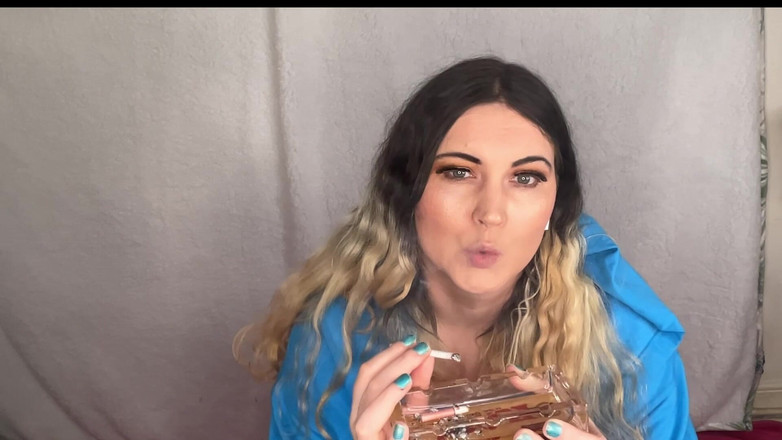 MissFFW: BBWの売春婦はイチゴのタバコをチェーンスモークするのが大好き