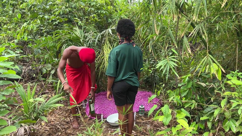 XQuillix: Bác sĩ bản địa đụ một phụ nữ trong đền thờ của anh ấy