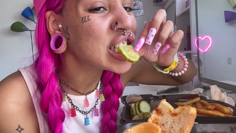 Nali Marie: Pittig voedsel Mukbang overbeukend op gezicht zittend tenger meisje dat...