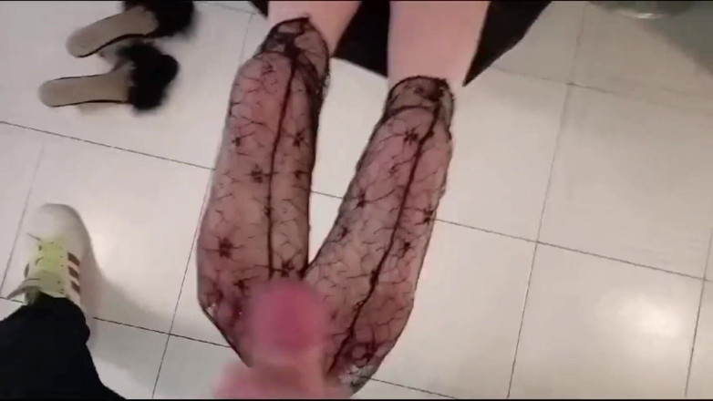 Yvonne: Dedicato agli amanti delle suole in nylon