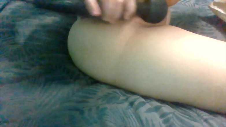 Bellaboo: उत्तेजित Bella बड़े वाइब्रेटर के साथ गीली चूत में हस्तमैथुन कर रही है