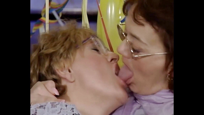 Lesbian Stories: Lesbianas abuelas lamiendo coños en posición 69