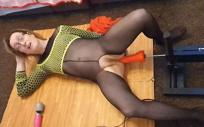 Kinky Essex: Tante seksi + mesin seks + dildo barbar besar + magic wand = orgasme...