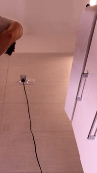 Geen beha geen slipje schattig tenger, ongelooflijk mooi echt universiteitsmeisje speelt met Creme in de badkamer in een korte minirok