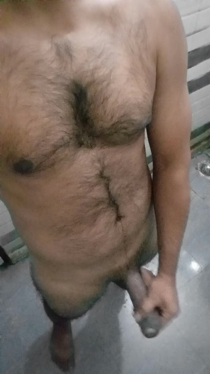 Raaz26d: 看到朋友老婆的阴户，我在浴室里自慰