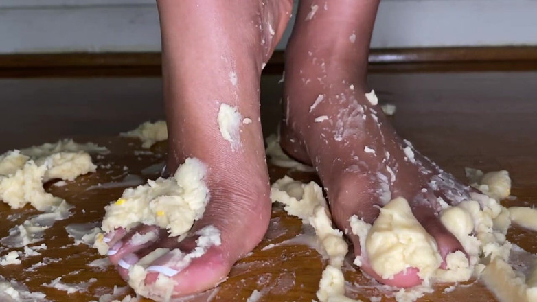 Pink Foxx: Awek eboni cupcakes dengan kakinya