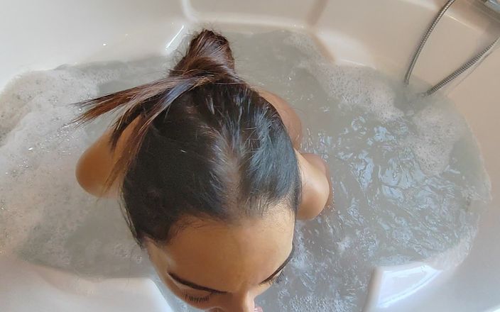 Ferrero anal experience: În jacuzzi începe să mă masturbeze cu picioarele ei fantastice