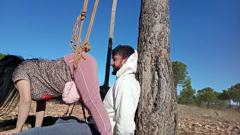 fartingclub01: Peidando na cara dele enquanto eu esmago entre minha bunda...