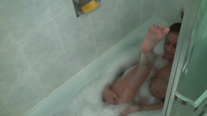 ChickPass Amateurs: Busty MILF Leeanna's sexy bubble bath