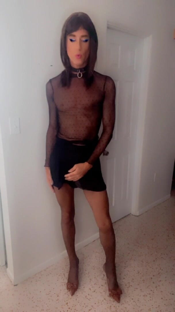 TVI Studios Val Parker: Naylon örgülü etek ve siyah külotlu çorapla travesti