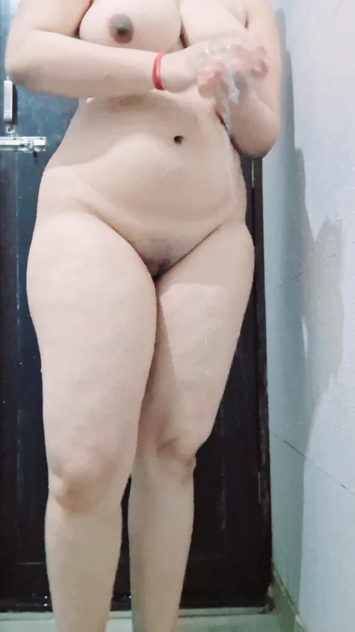 Riyathakur: Indian Desi Stepbrother Caught While Bathing, Hot Indian Girl