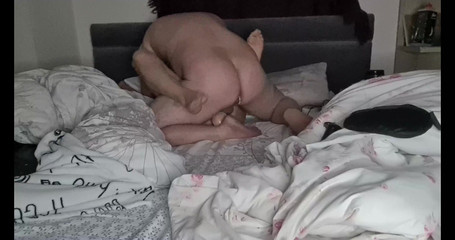 Anal Fetish Couple: Bu ateşli kaltak amında iki yarak istiyor, bu yüzden amını...