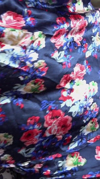 O milf matură și dolofană se îmbracă dimineața și își scutură fundul mare.