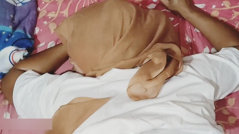 Pasutri indo: O studentă care poartă un voal hijab a făcut sex...