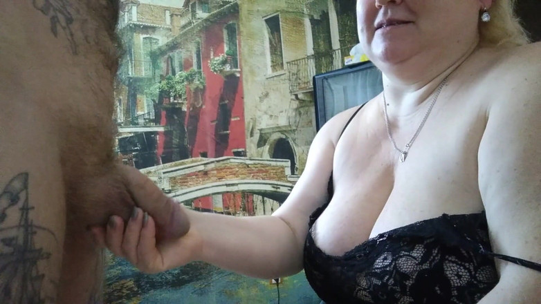 Zona901: Mother-in-law sucks cock in the kitchen