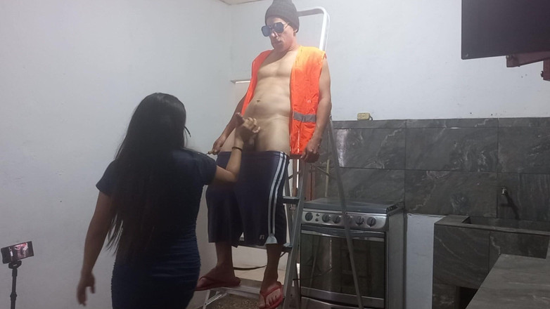 Martin13: O eletricista tem um rosto bonito, corpo atlético e um...