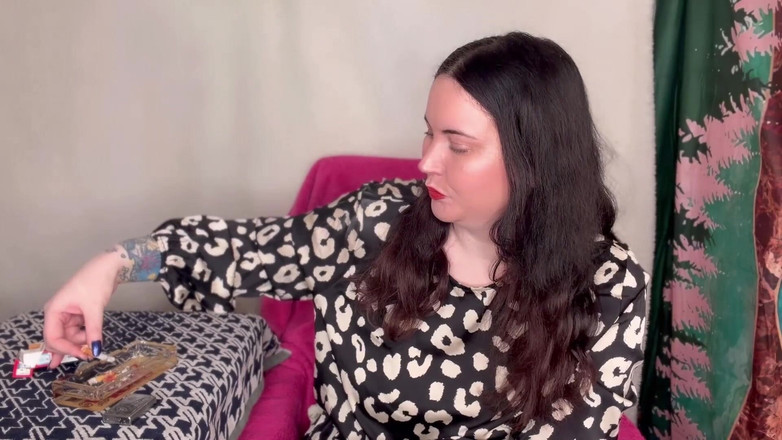 MissFFW: ミス・フッフェーが夏のドレスで喫煙