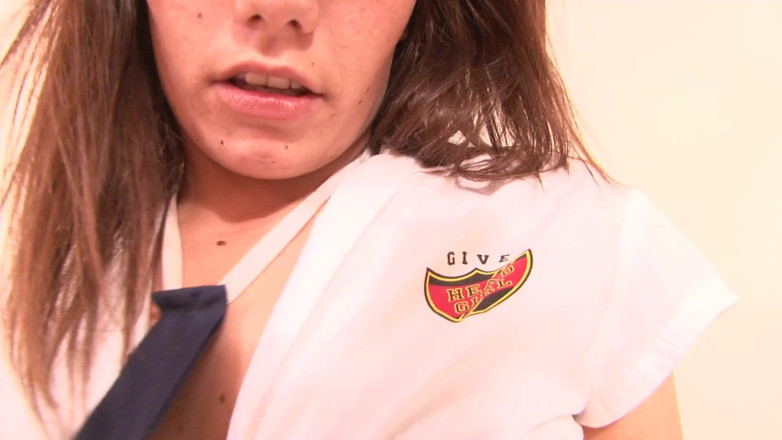 Lesbian Illusion: Brünette mit kleinen titten nimmt ihre college-uniform ab