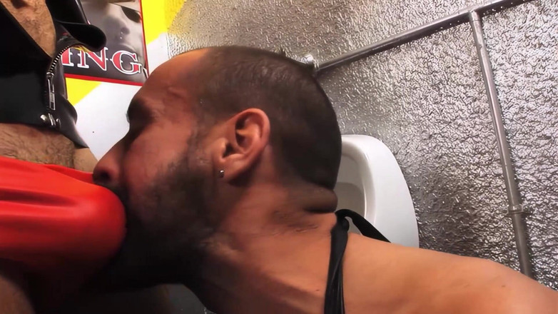 Transsexuell and gay club: Petugas kebersihan kepergok lagi asik masturbasi dan seks threesome bdsm...