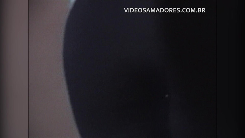 Amateurs videos: ผู้ชายช่วยตัวเองให้แฟนซนขณะที่เธอหนีบผมตรง