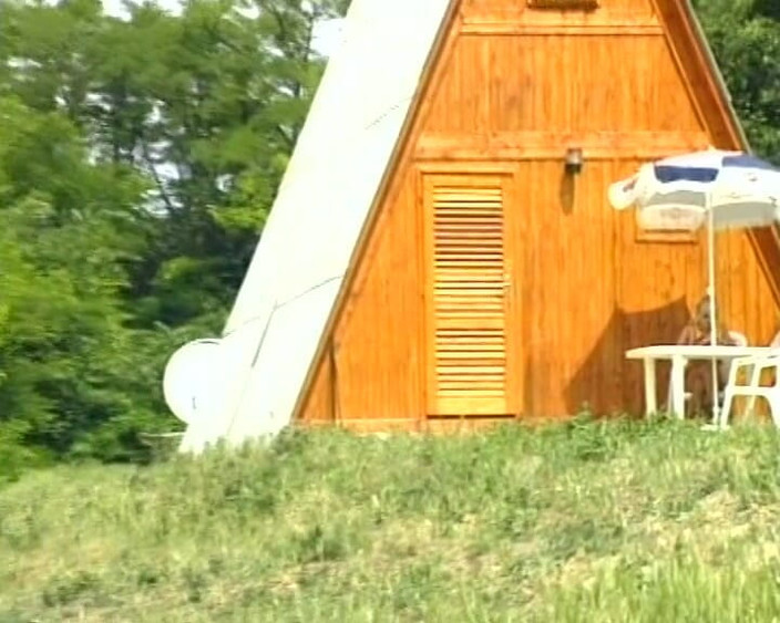 Deutscher hardcore: Carina bionda tedesca cavalca un cazzo davanti alla casa a-frame