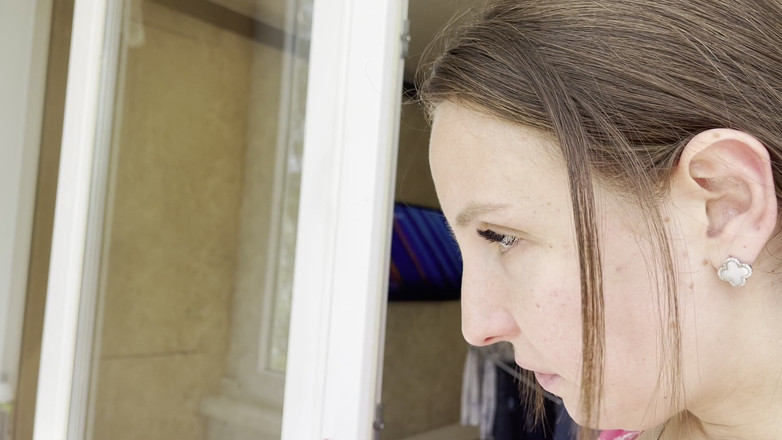 Hottie goddess: Cewek sange ini lagi asik muasin memeknya pakai ludah sampai...