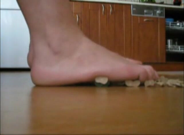 Foot Girls: Crushing soldier toys