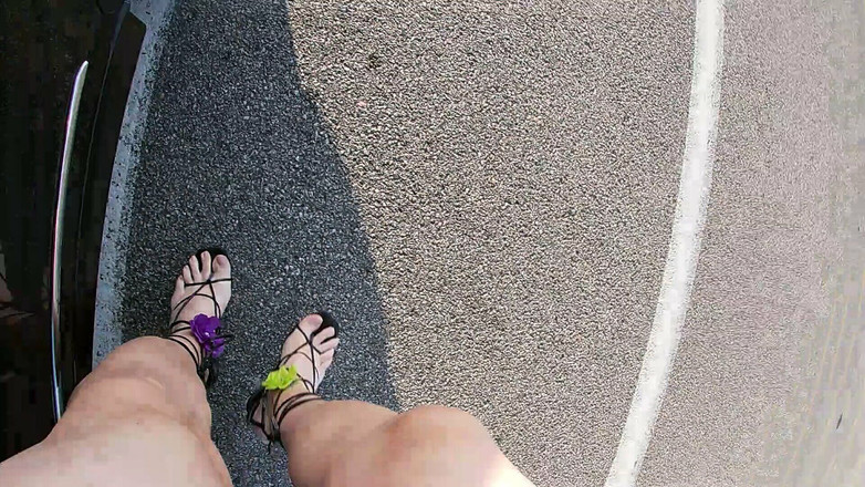 JonasBen: La sissy CD puttana di strada si mostra sulla strada...