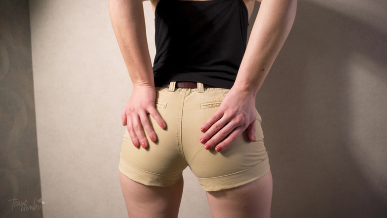 Teasecombo 4K: Tiener amateur in strakke korte broek plaagt haar zichtbare pantylijn