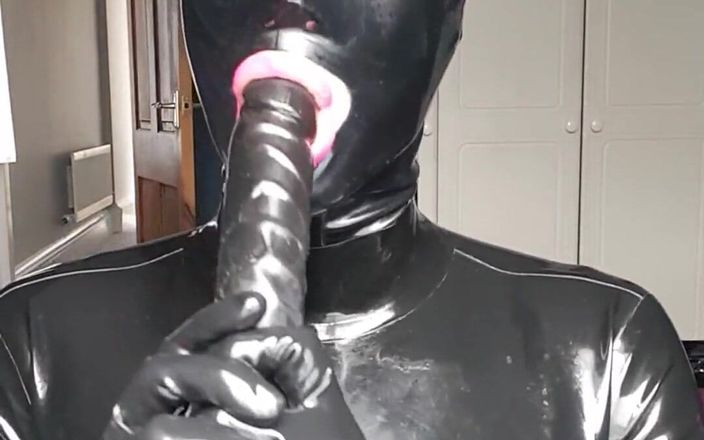Jessica XD: Latex sissy doll fetish, practicing deepthroating and popping in a...