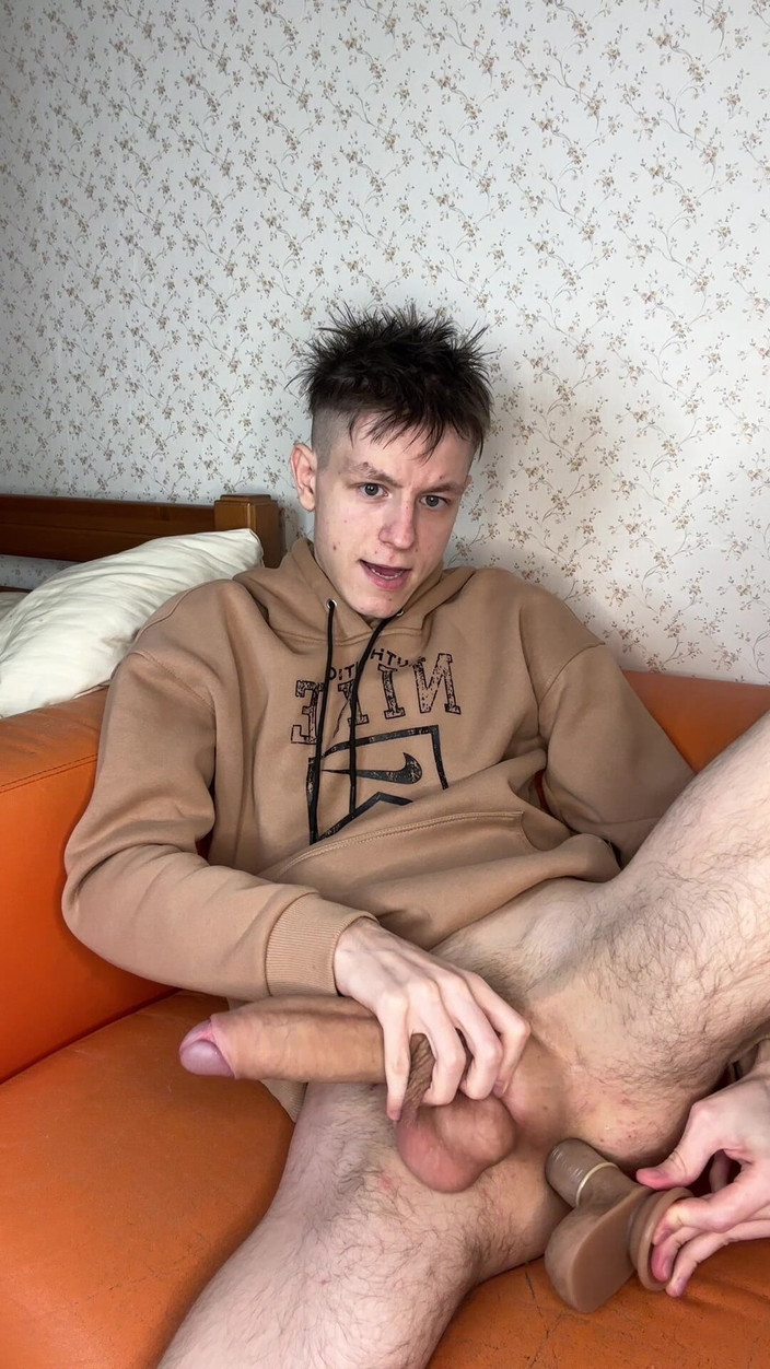 Morflot24: 娇小的twwink的激烈撸管高潮