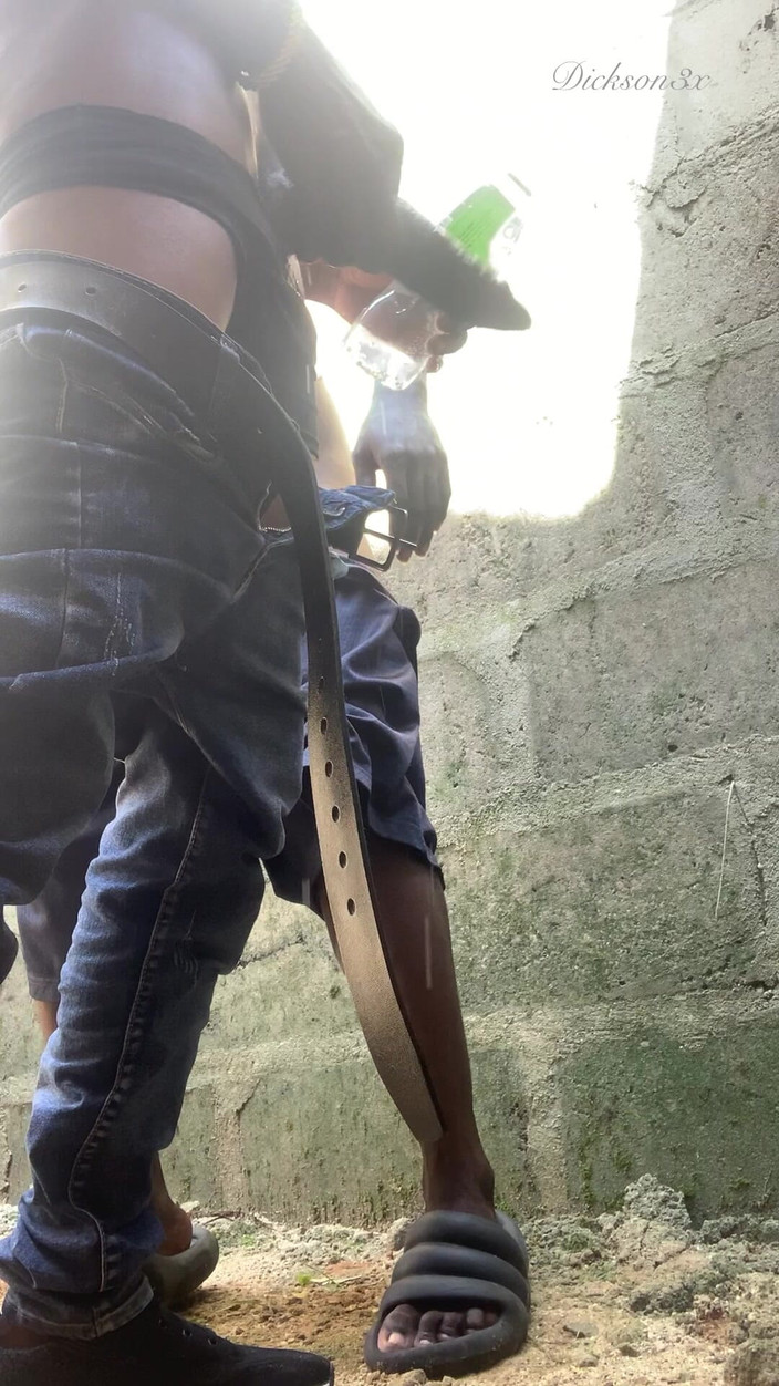 Dickass3x: あのデブの尻を完成できない建物に叩きつけながら、彼はペニスと格闘している