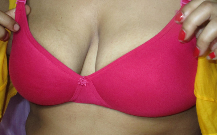 monabhabi: Azgın Hintli ev hanımı hayranı için kendi kendine mastürbasyon yapıyor