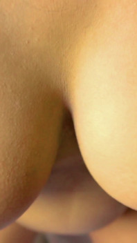 Lei geme forte quando le lecco la sua figa con le sue gambe calde